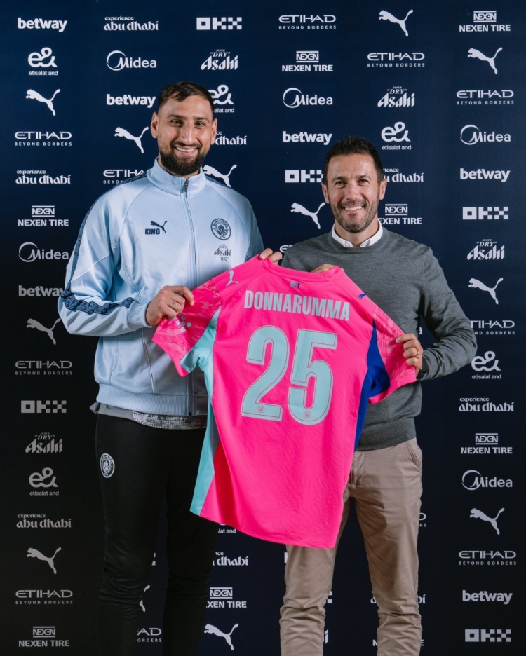 门将强援！曼城社媒晒多纳鲁马亮相照片：他来了🤩