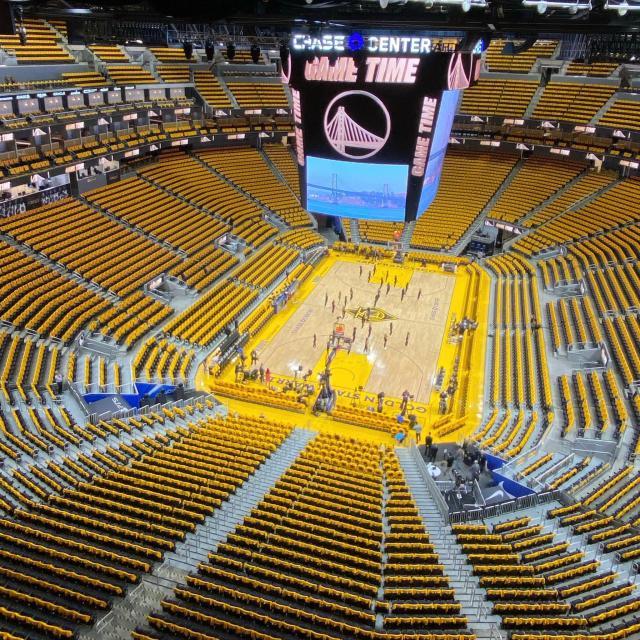 半岛体育官网-【现场】满怀感恩重返西决舞台 勇士再刮金色旋风