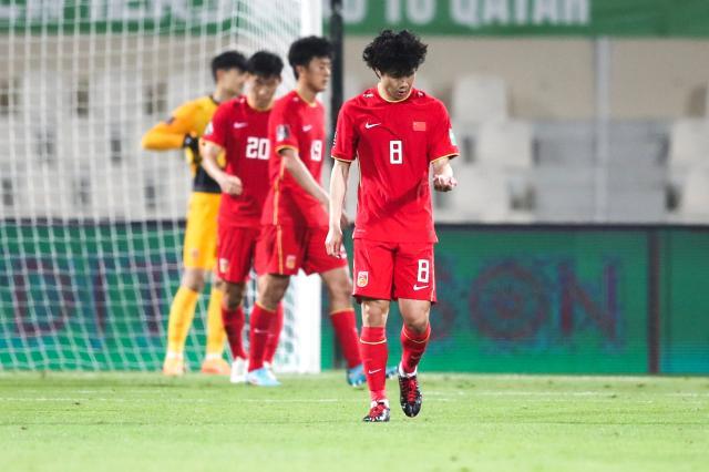 半岛体育中国官网-国足重复犯错底线在哪儿？复刻中日战 头球成弱点